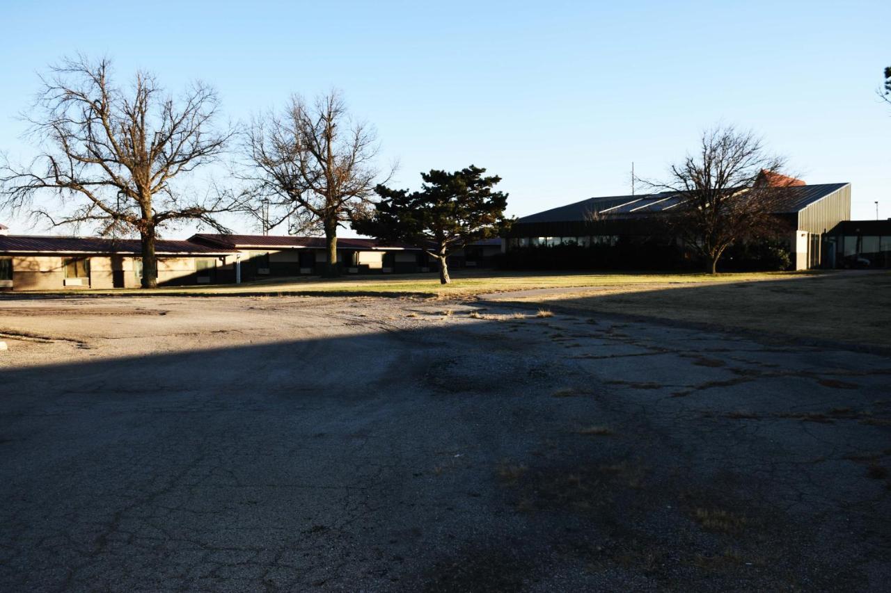 American Best Inn By Oyo I-35 Perry Near Lake Mcmurtry Exteriör bild