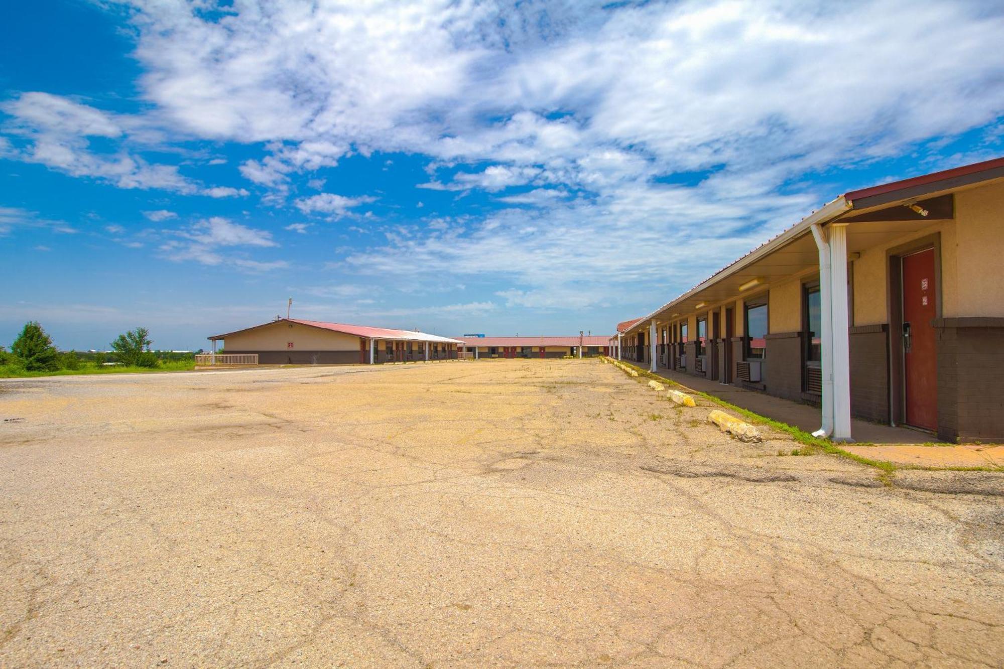 American Best Inn By Oyo I-35 Perry Near Lake Mcmurtry Exteriör bild